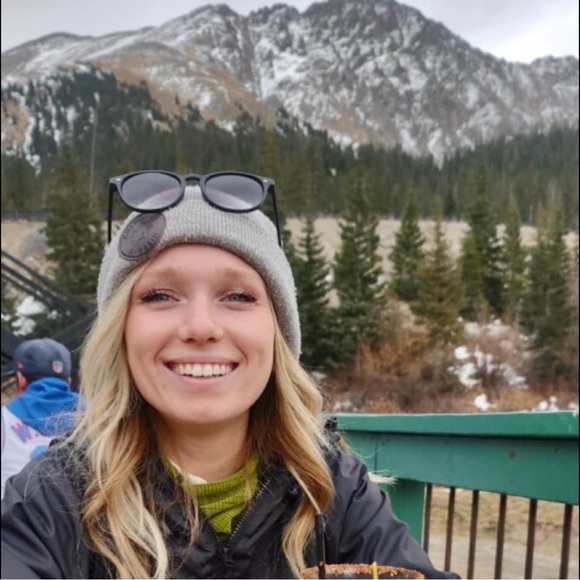 Meet your Posher, Carlee! - Picture 2 of 10